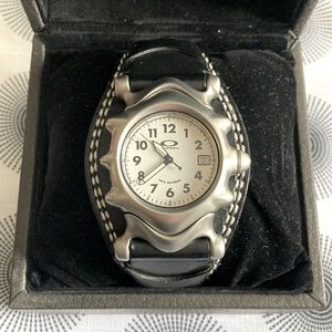 Vintage Oakley Saddleback Watch excellent condition w/ original box new battery